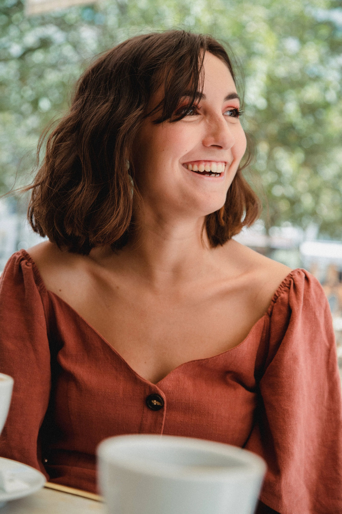 Café et sourire éclatant : faut-il vraiment choisir ?